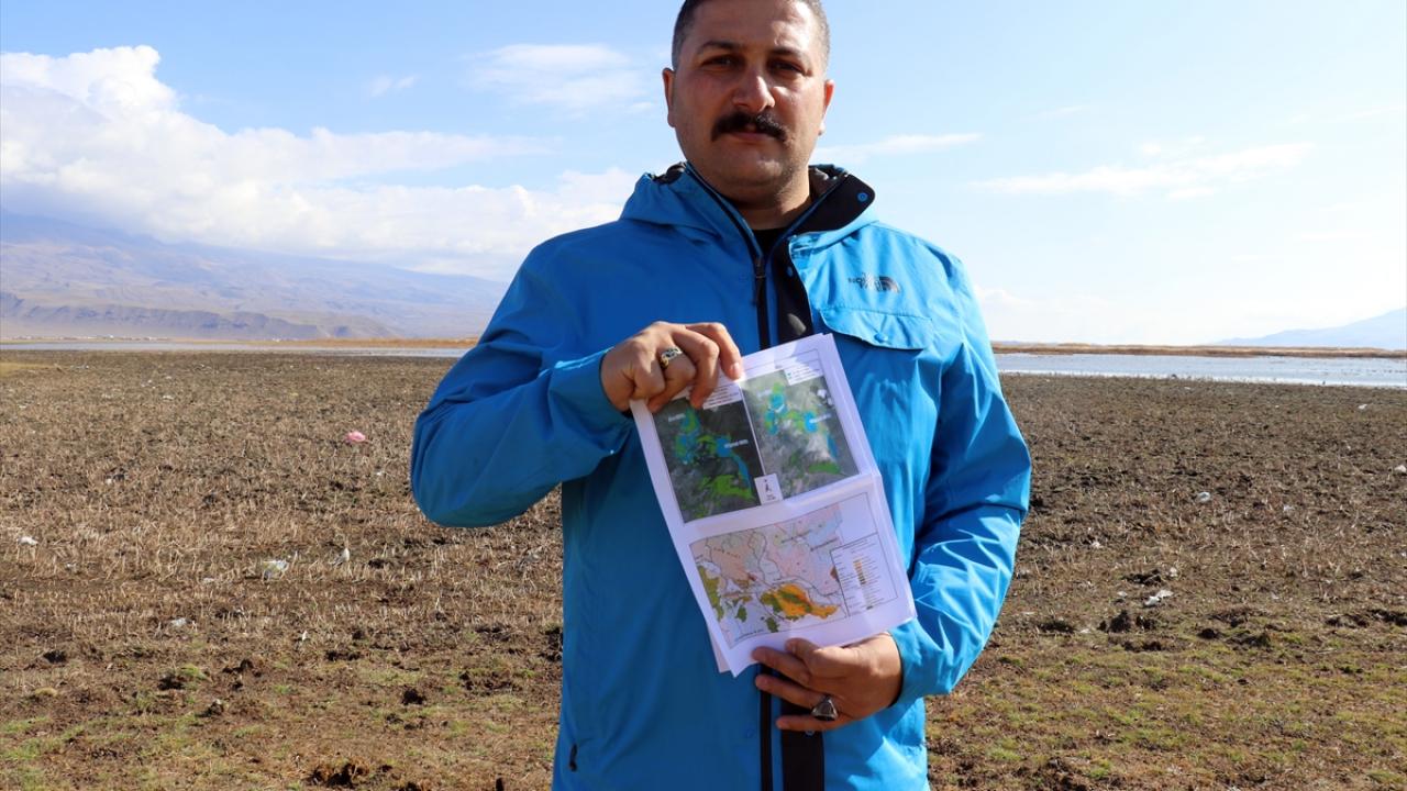 "Sulak arazi yavaş yavaş kuru toprak haline dönüşmektedir"