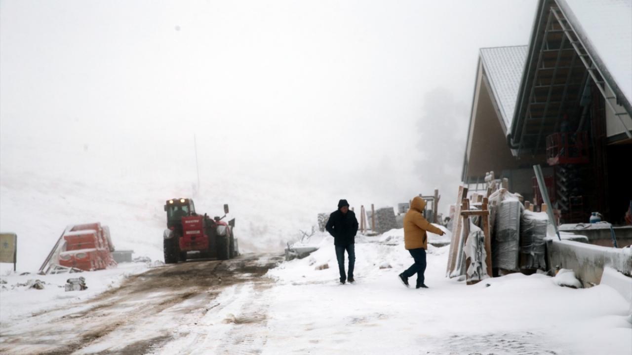Kartalkaya`da kar yağışı ve sis etkili oluyor