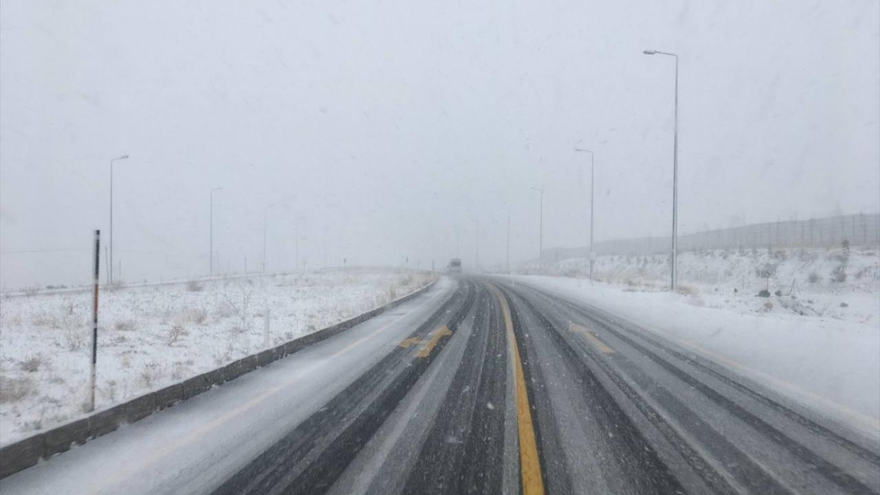 Erciyes Kayak Merkezi`ne kar yağdı