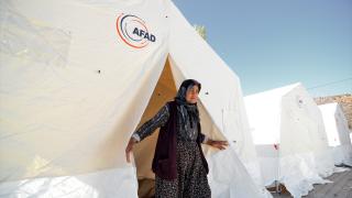 Depremden etkilenen mahalleye AFAD'dan çadır