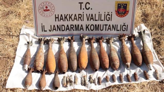 Hakkaride kayalık alanlara gizlenmiş mühimmat ele geçirildi