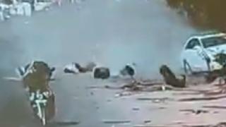 Hindistan’da kontrolden çıkan araç motosikletlerin arasına daldı