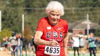 105 yaşındaki Julia Hawkins'ten dünya rekoru