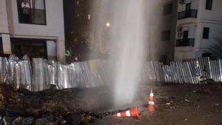 Çalışma sırasında boru patladı, su metrelerce yükseğe ulaştı