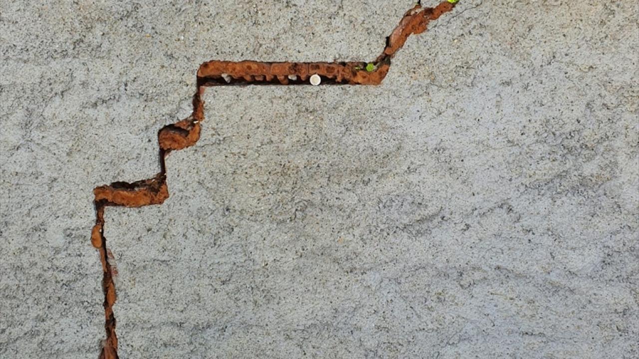 Çatlak ve yarıklar yerleşim yerlerini tehdit ediyor