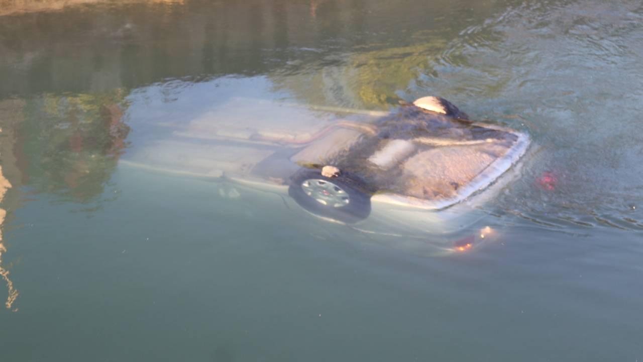 Adana'da sulama kanalına otomobil devrildi