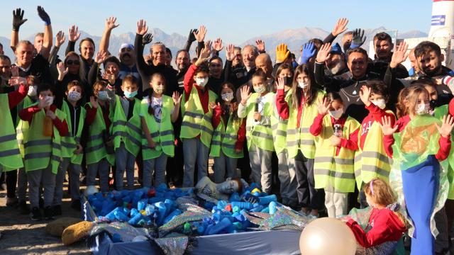 Antalyada denizden klozet, süpürge, pantolon çıktı