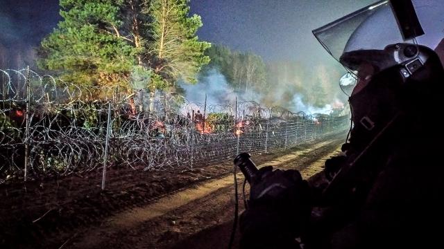 Belarusu göçmenleri kullanmakla suçlayan AB aynaların üzerini örtüyor