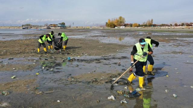 Van Gölü kıyısından 40 ton çöp toplandı