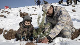 Fidanlar toprakla buluşturuldu