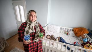 Jel mum satarak hasta oğlunun tedavisine destek oluyor