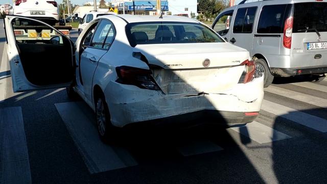 Işıklarda duramayan otomobil önündeki araca çarptı
