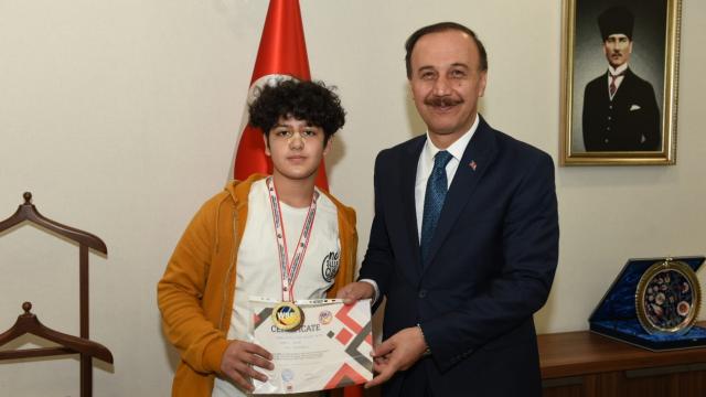 Türkiyeyi temsil eden Suriyeli genç şampiyon oldu