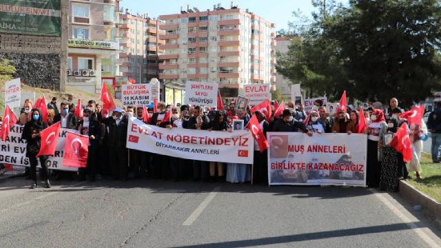 Evlat nöbetindeki ailelerden PKKya tepki yürüyüşü