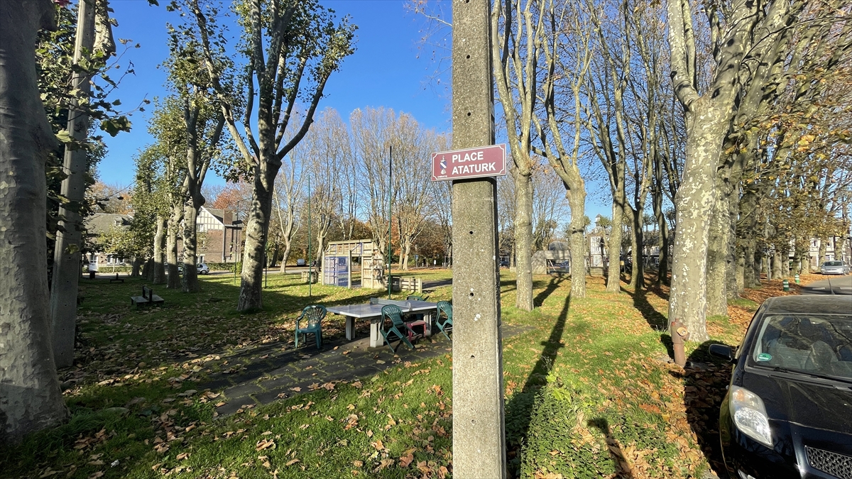 Türkçe isimler, ezan sesleri, Atatürk meydanı