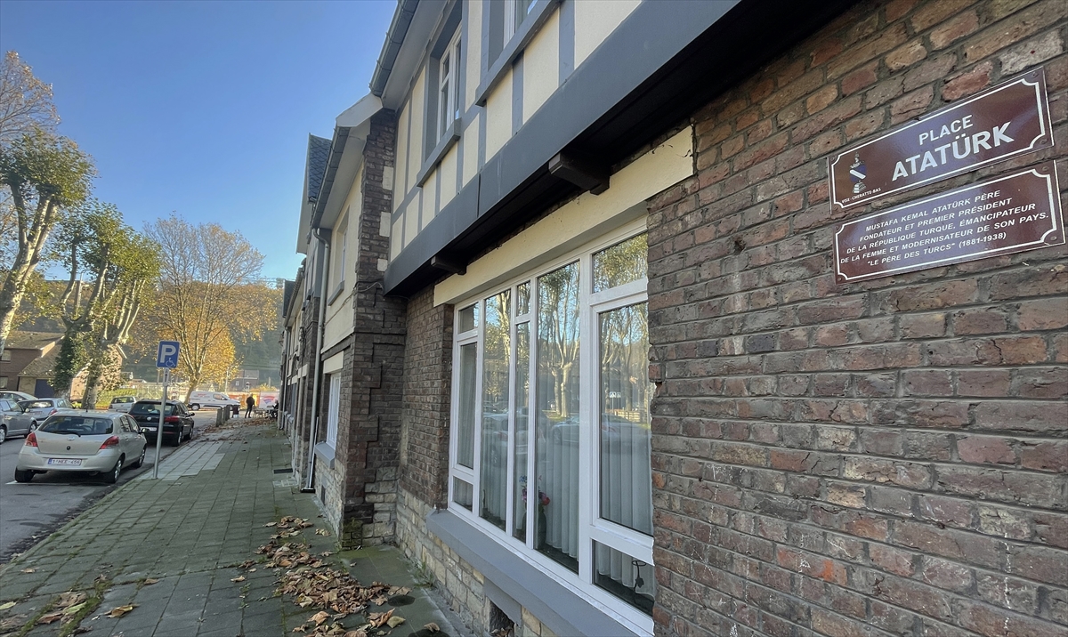 Başkan Neven, Türklere jest yapıp hediye etti