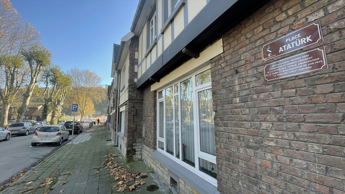 Köy meydanında ezan sesleri yükseliyor