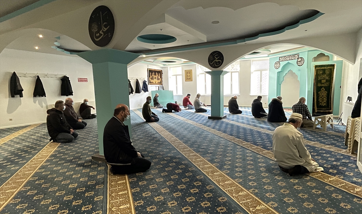 Burada ezan sesi dışarı veriliyor