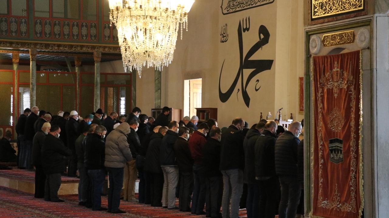 Edirne`de yan yana saf tutuldu