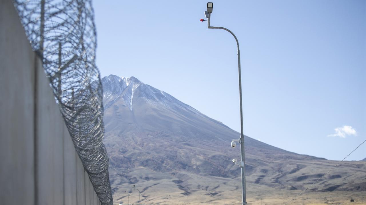 Sınır hattı kameralarla gece gündüz izleniyor