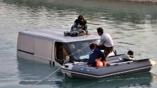 Sulama kanalına düşen minibüsteki karı-koca kurtarıldı