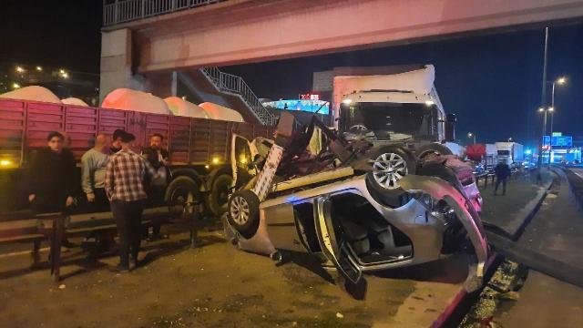 Kırmızı ışıkta bekleyen araçlara tır çarptı: 1 ölü, 4 yaralı