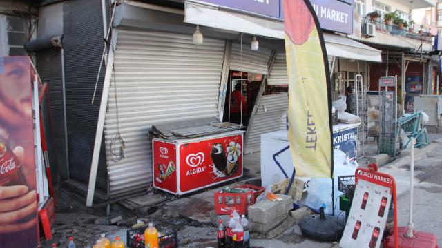 Serikte savrulan otomobil markete girdi