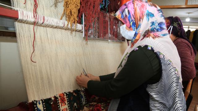 Halı dokuma kursuyla atıl yünler değerlenirken kadınlar meslek öğreniyor