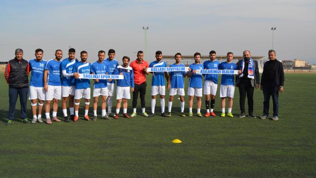 Gaziantepte futbolcular `Aşı çağrısı` pankartıyla maça çıktı