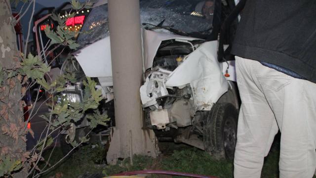 Bursada tarım işçilerini taşıyan minibüs direğe çarptı: 13 yaralı