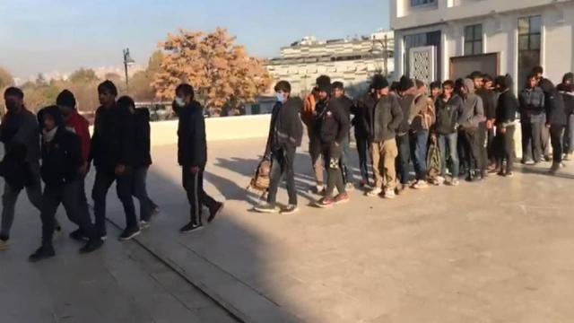 Ankarada 17 kişilik minibüste 38 düzensiz göçmen yakalandı
