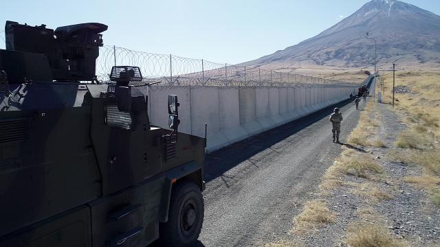 Güvenlik duvarları, terörist ve kaçakçılara set oluyor