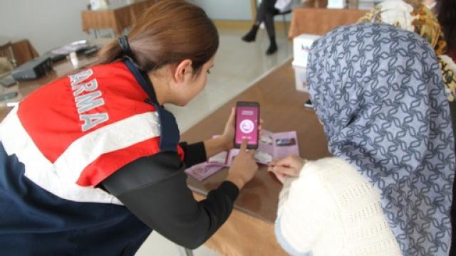 Jandarma ekipleri, vatandaşlara KADES uygulamasını tanıttı