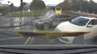 Trafik ışıklarının çalışmadığı kavşakta araçlar birbirine girdi