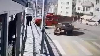 Freni boşalan kamyonet yayalara çarptı: 5 yaralı