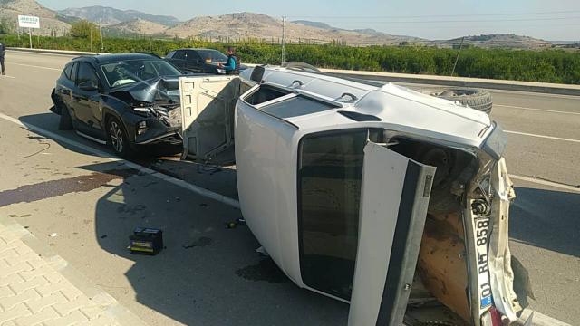 Kozanda üç otomobilin karıştığı kazada 1 kişi yaralandı