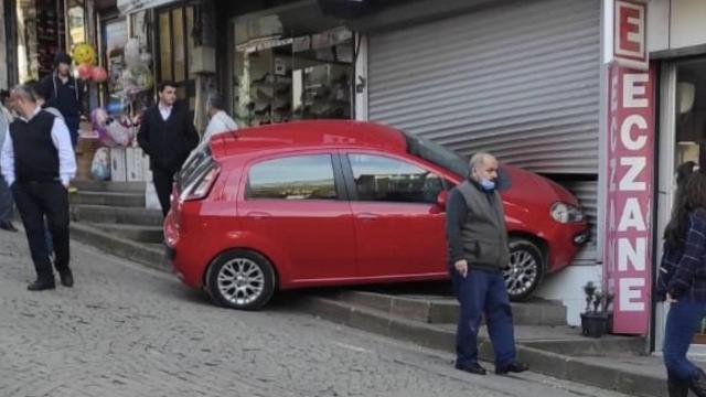 Hızını alamayan sürücü iş yerine girdi