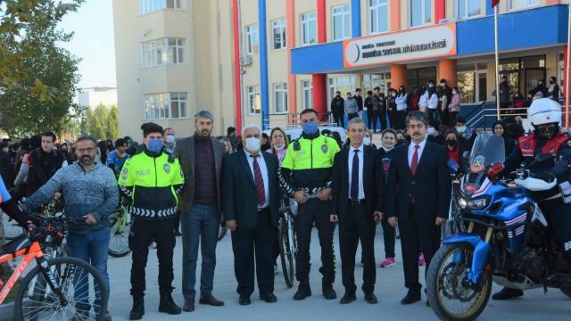 Manisada öğrenciler sağlıklı yaşam için 22 kilometre pedal çevirdi