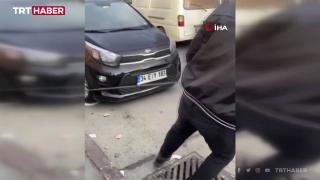 Pazar yerine park edilen araçları halatlarla çektiler