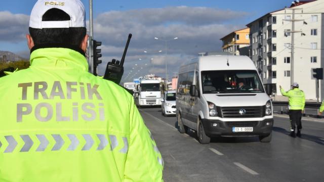 Fatihte trafik polisleri, drone ile denetim yaptı.