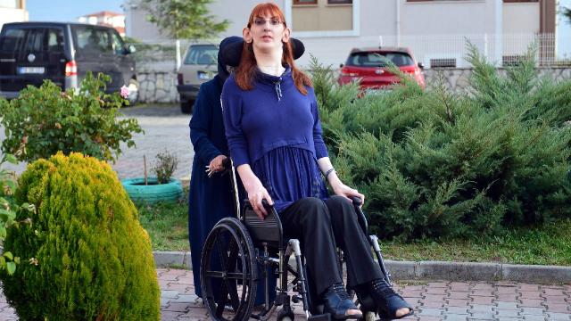 "Dünyanın en uzun boylu kadını" dünyayı gezmek istiyor
