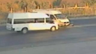 İki minibüsün çarpışma anı kamerada