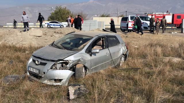 Erzincanda şarampole devrilen otomobildeki 4 kişi yaralandı