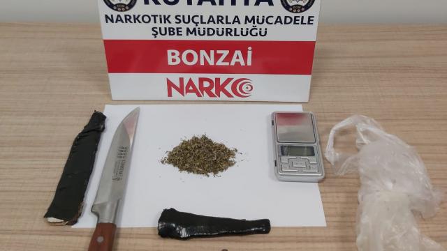 Kütahyada polisten kaçan otomobildeki 4 uyuşturucu şüphelisi yakalandı