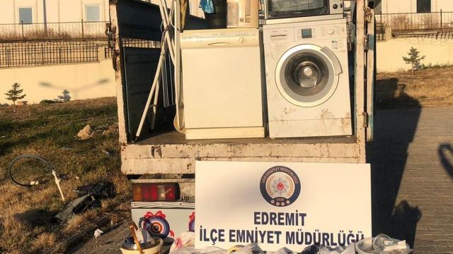 Vanda çalıntı ev eşyalarıyla yakalanan 3 kişi tutuklandı