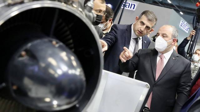 Bakan Varank havacılık ve uzay sanayi fuarı SAHA EXPOyu ziyaret etti