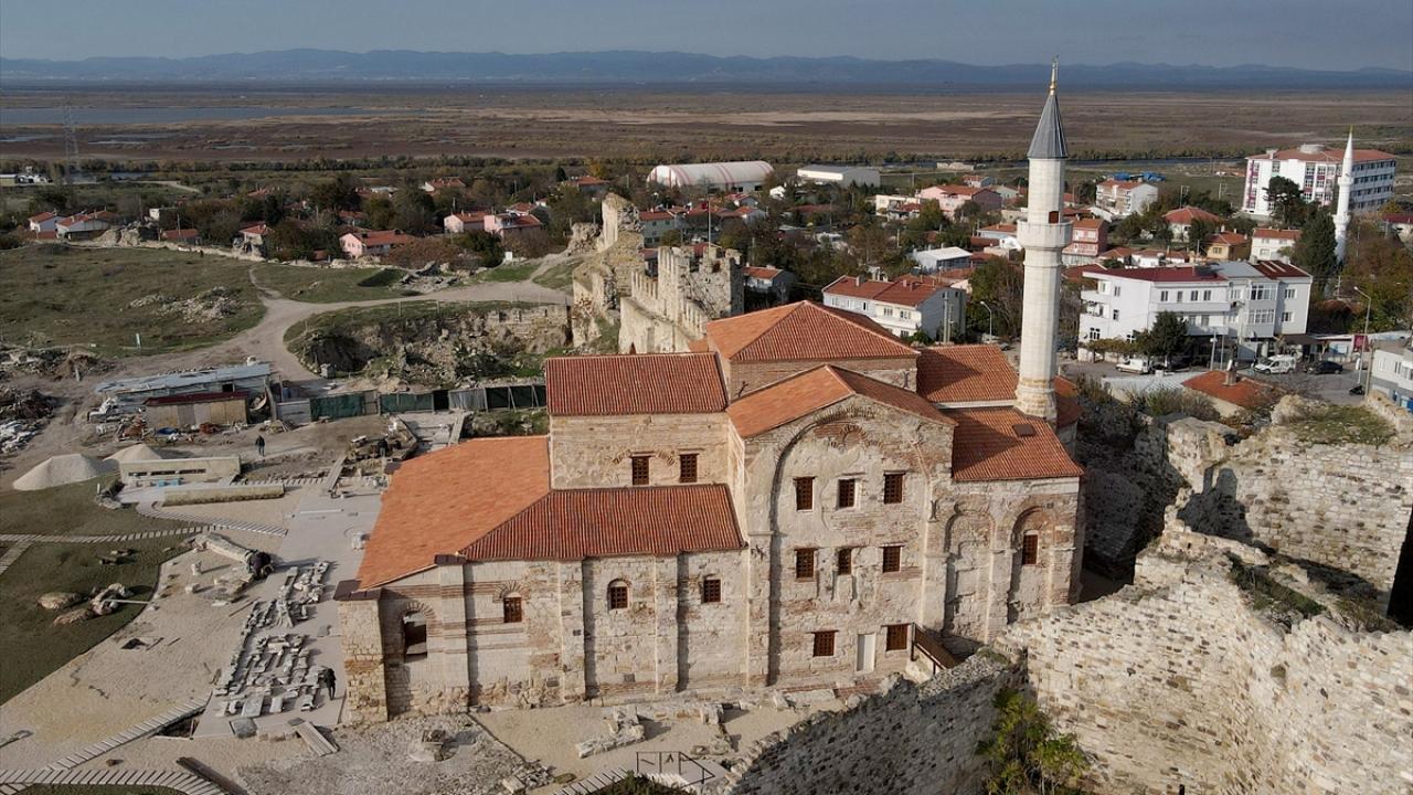 Caminin bir kısmı depremde yıkıldı