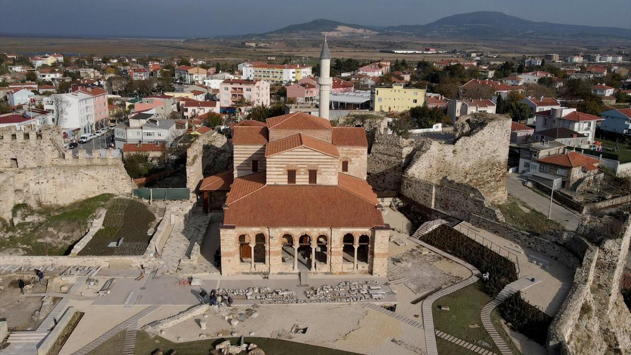 Caminin temelleri açılarak güçlendirildi