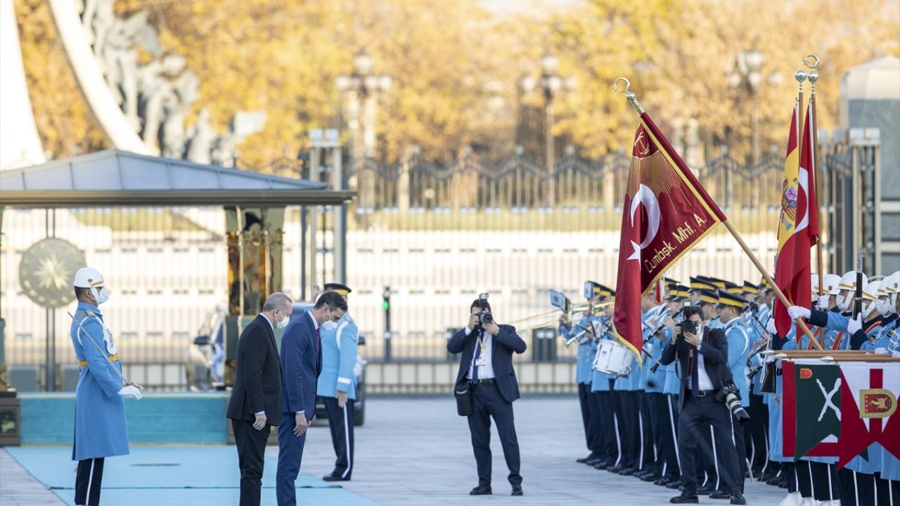 Muhafız Alayı Tören Kıtası`nı selamladı