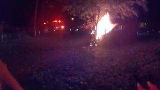 ABD'de yanan araçtaki sürücü polisler tarafından kurtarıldı